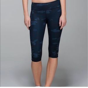 Lululemon crop Capri legging yoga pants blue teal camo size 6